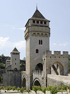 Wehrtürme zum Schutz einer Brücke (Pont Valentré in Cahors, Frankreich)