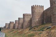 Mit Wehrtürmen verstärkte Stadtmauer (Ávila, Spanien)