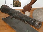 Feldschlange mit 6 cm Kaliber. Kleines Bild: Vergrößerte Ansicht des Zündlochs auf der Oberseite