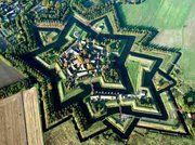 Das niederländische Festungsdorf Bourtange wurde während des Achtzigjährigen Krieges errichtet, um das von Spaniern besetzte Groningen von der Außenwelt abzuschneiden
